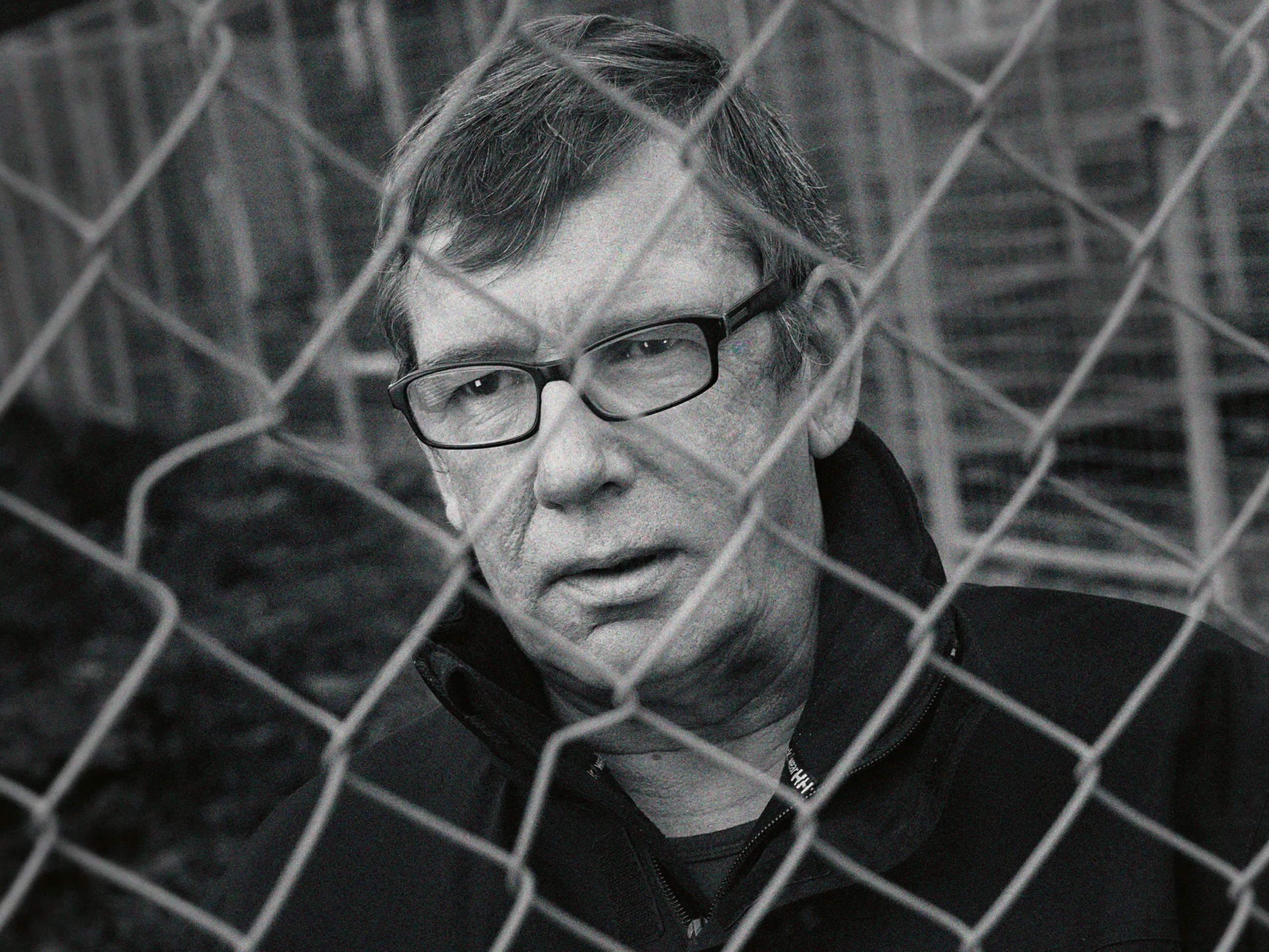 Johan Böhm bakom fängelsegaller.
