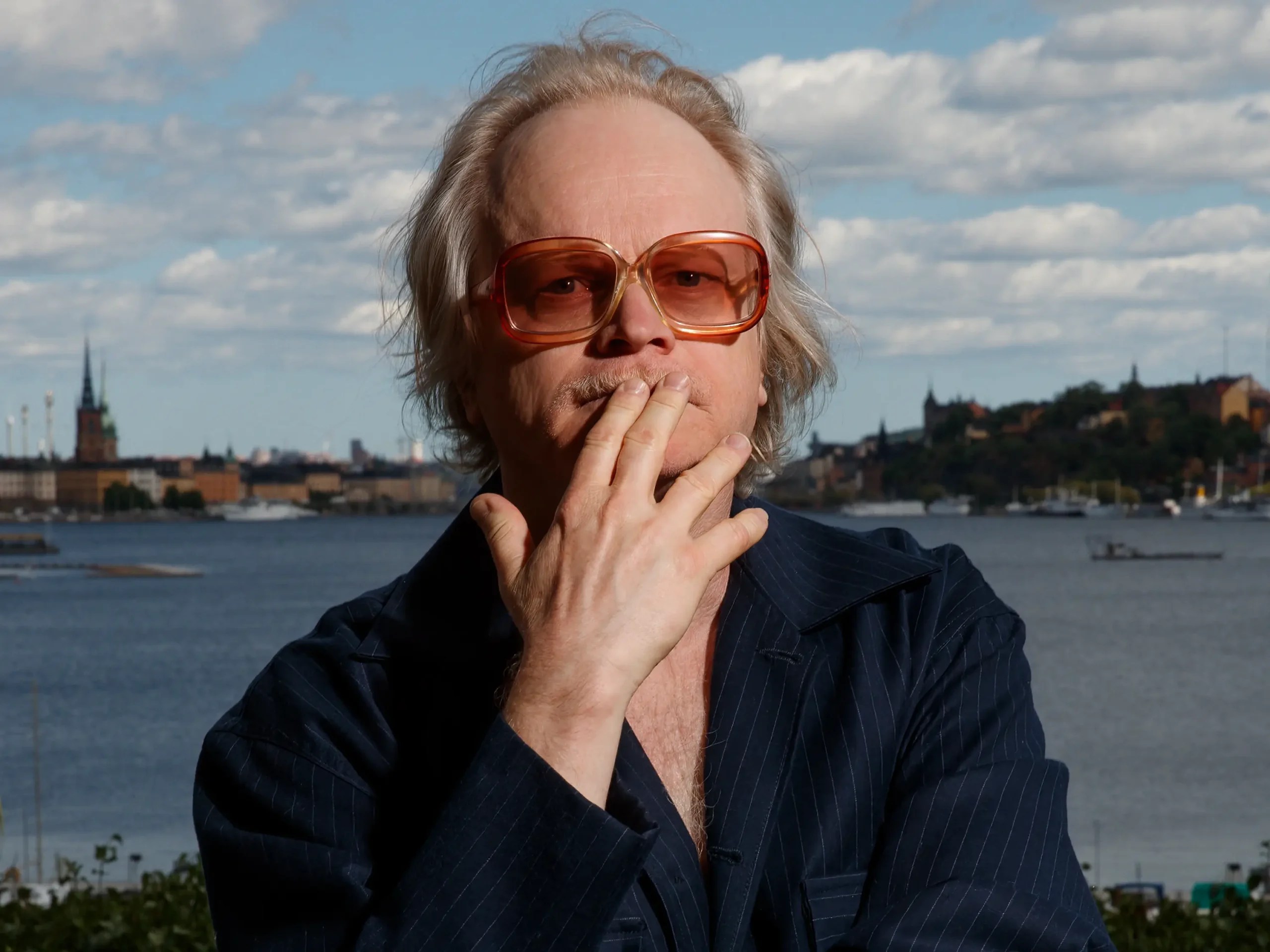 Porträtt på Martin Luuk som står i förgrunden, i bakgrunden Stockholms vatten och stad.