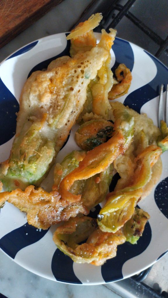 Fiori di zucca in pastella. Fiori di zucca fritti in pastella (2 varianti) - Magazy