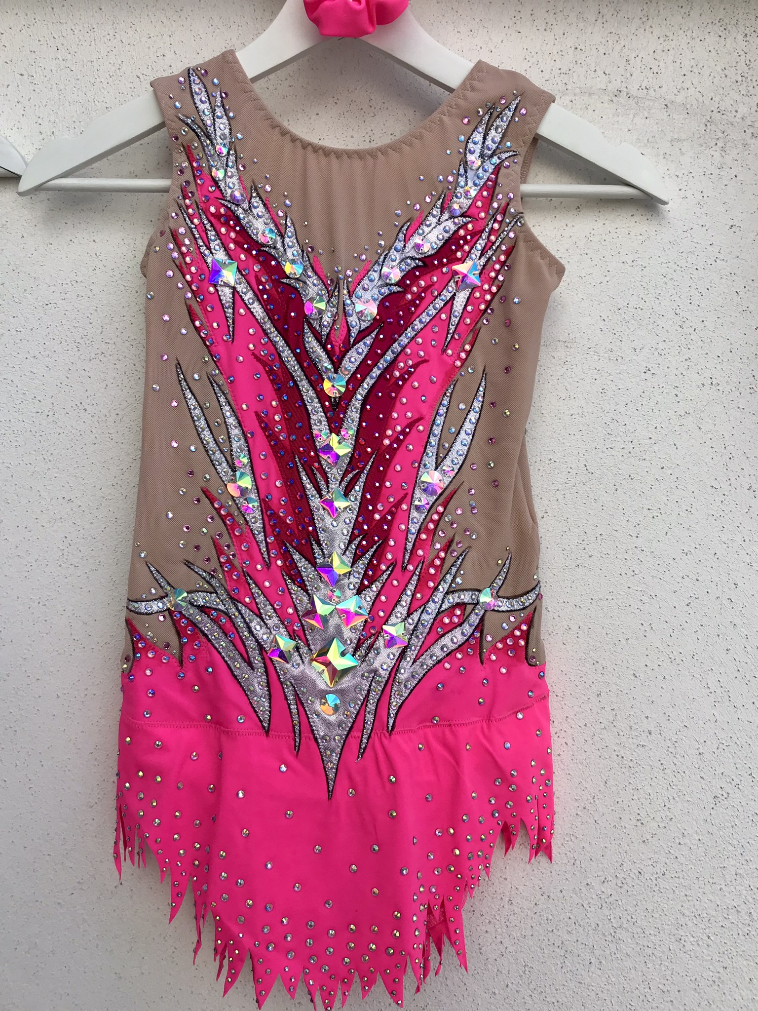 Handgemaakte ritmiek jurk met prachtige verf details en rhinestones voor acro teams.