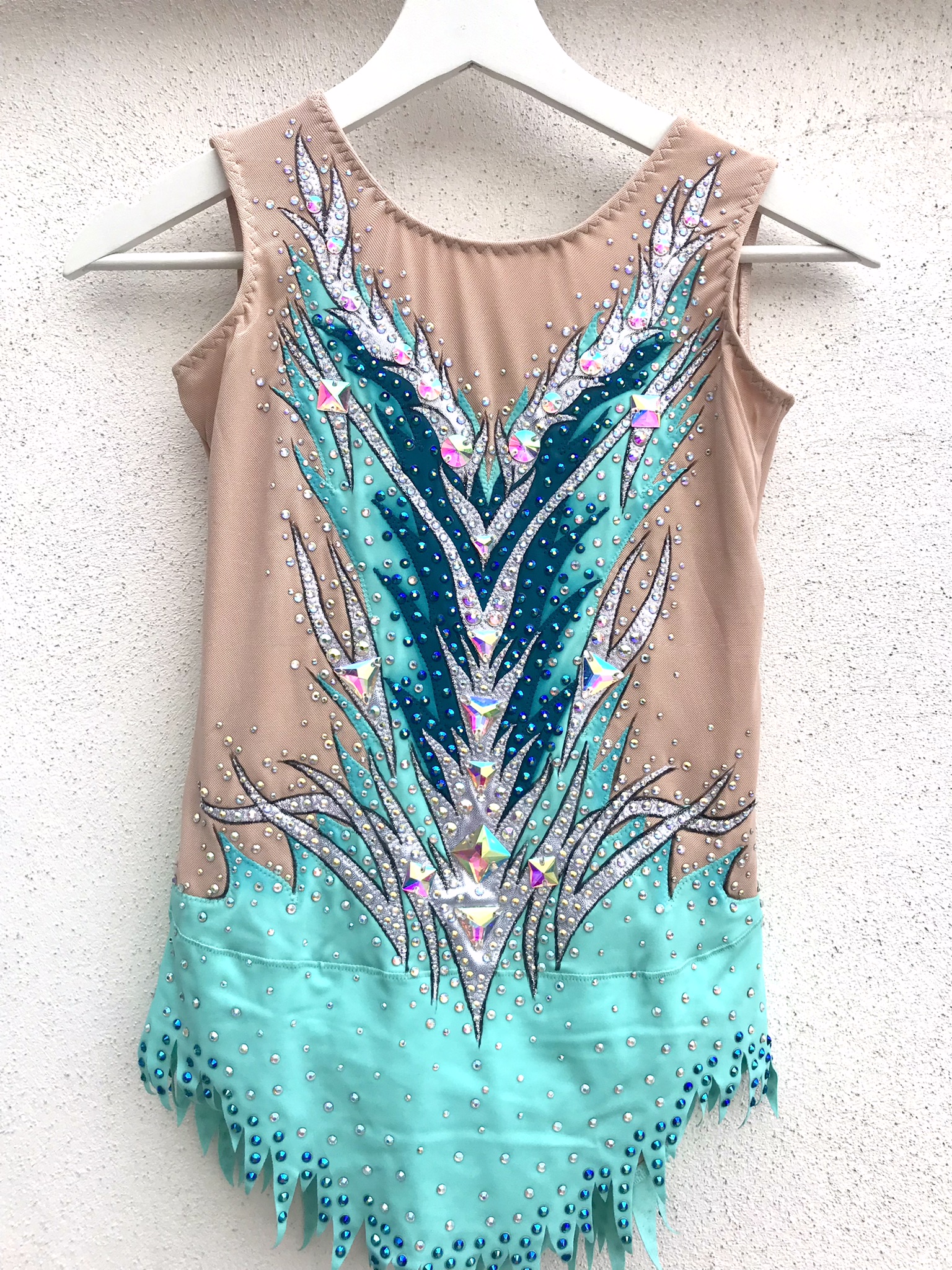 Exclusief ontworpen wedstrijdpak met luxe afwerking voor ijsschaatsen en acrobatische gymnastiek.