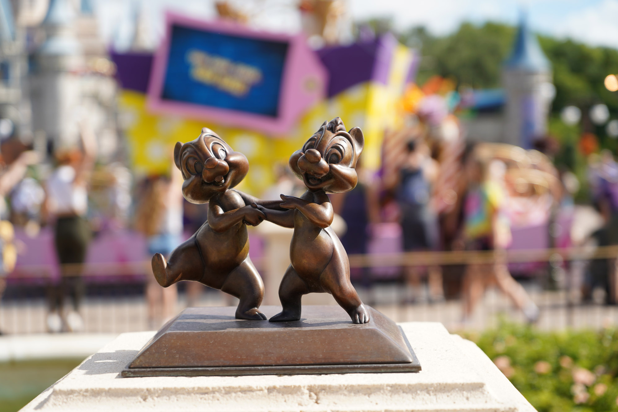 mickey and minnie mouse embracing 