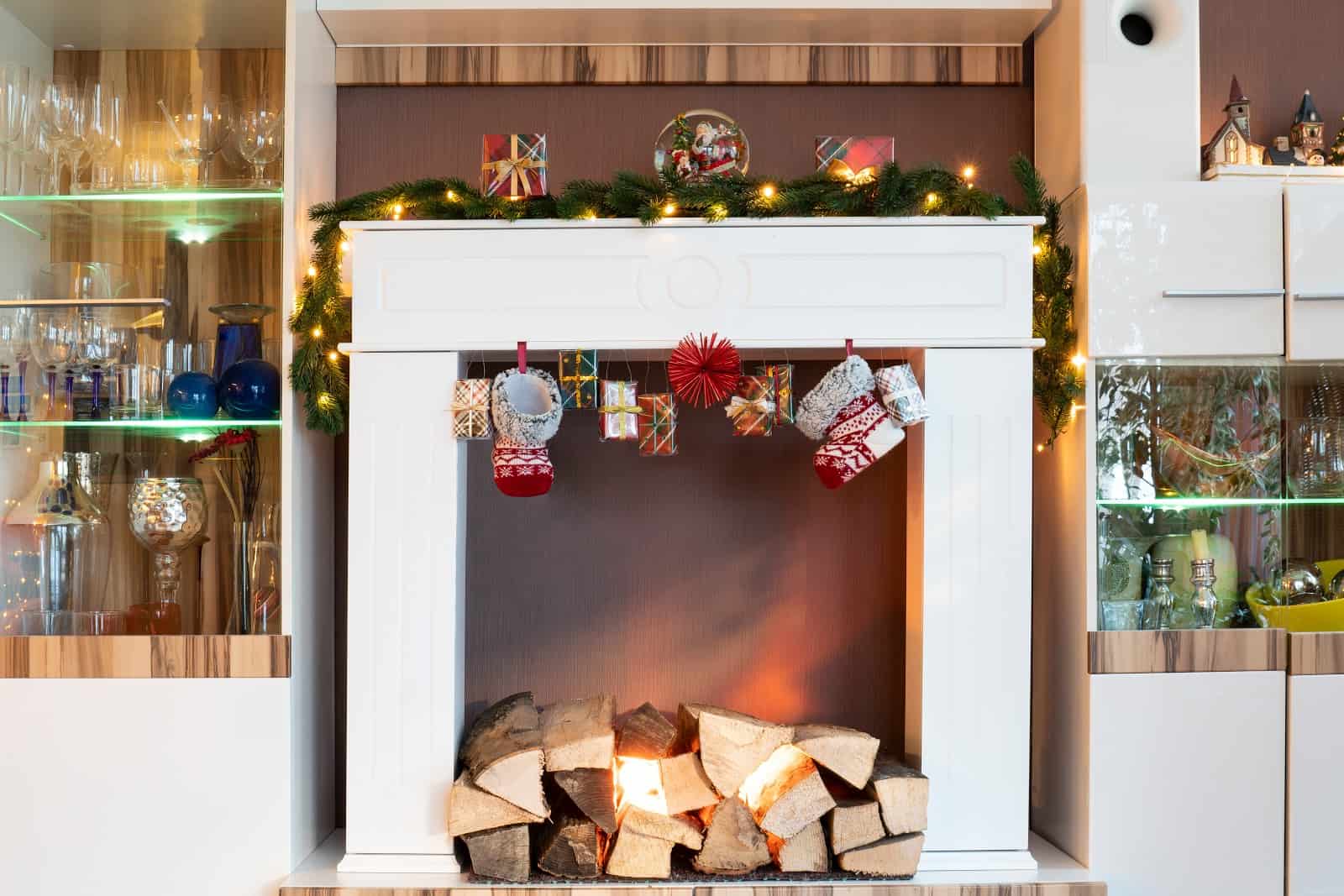 ᑕ❶ᑐ Electric Fireplace Mantels — Do They Look Tacky