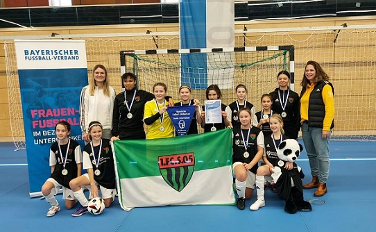 Ohne Gegentreffer holen die Schnüdel-Mädels den Titel des U13-Bezirksmeisters in die Kugellagerstadt