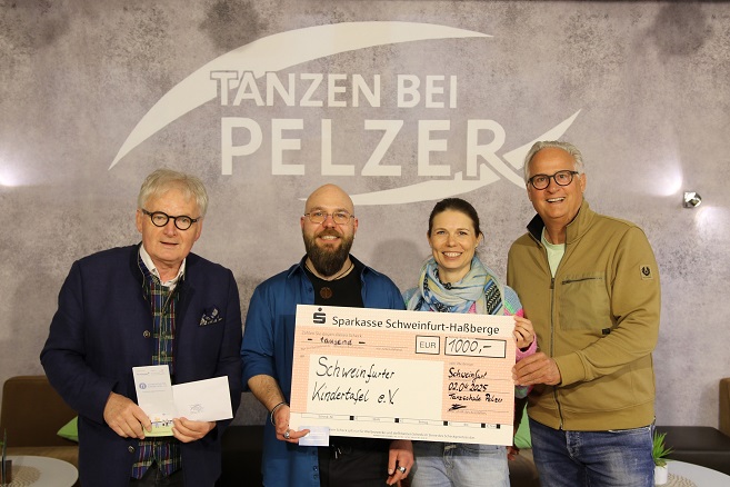1000 Euro von der Tanzschule Pelzer an die Schweinfurter Kindertafel als Erlös aus der Casino Royale-Party