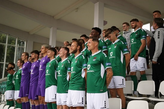 Da ist das Ding: Der FC Schweinfurt 05 präsentiert sein Mannschaftsfoto mit dem Kader für die kommende Saison