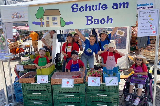 Teilhabe dank sprechendem Kaufladen: Schonunger Schule am Bach mit „KidsMarktstand“ in Aschaffenburg