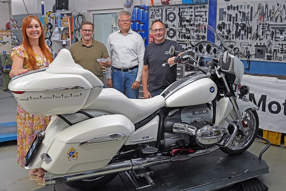 Geschraubt, gepimpt, gesegnet: Das Papst-Motorrad für den guten Zweck