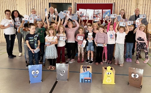 Für einen guten Schulstart: Erstklässler im Landkreis erhalten „Klimahelden-Brotdosen“