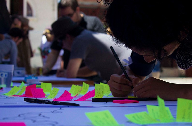 People writing innovations on post it