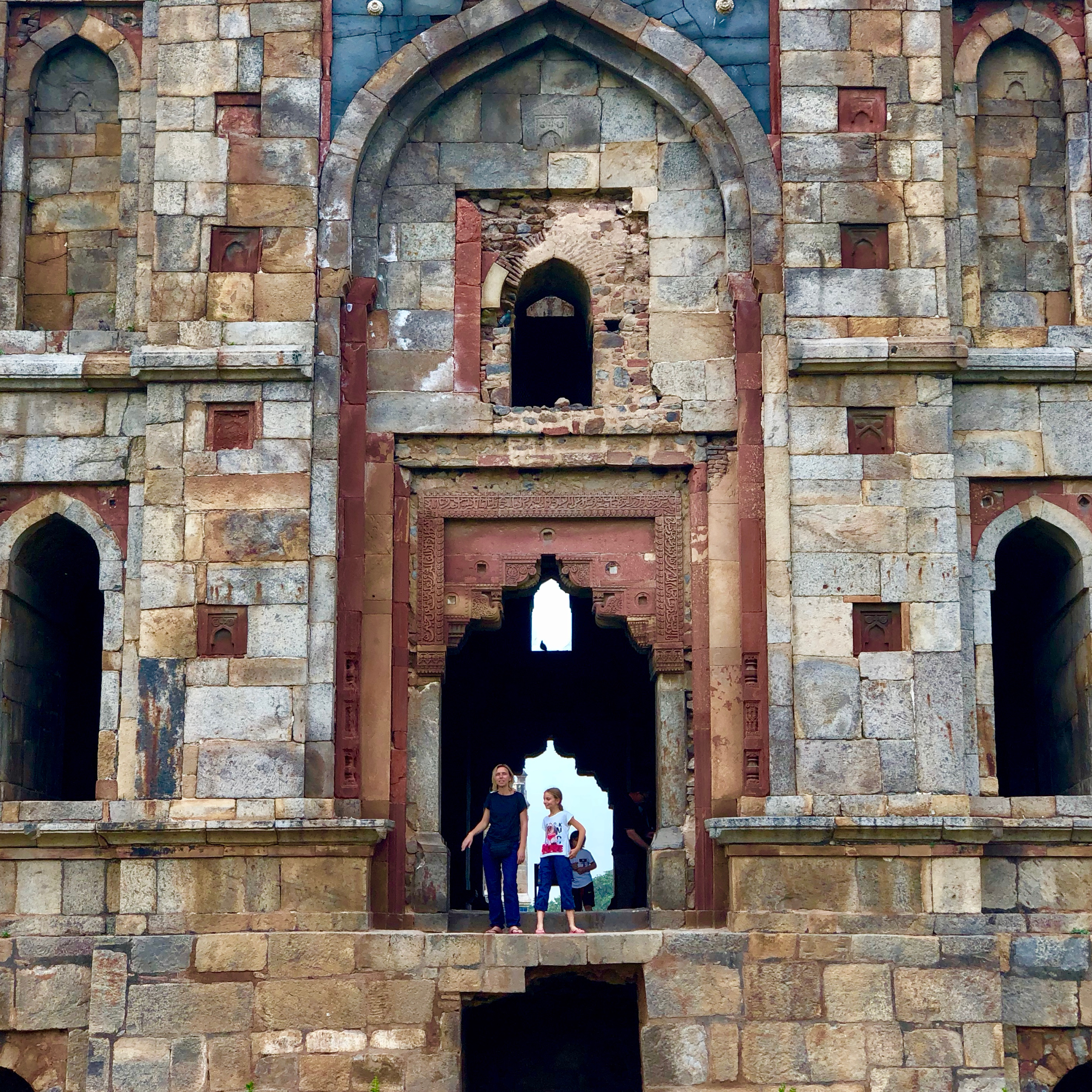 Eden et Juliette devant l'entrée d'un cénotaphe - Lodi Garden - Delhi - Inde