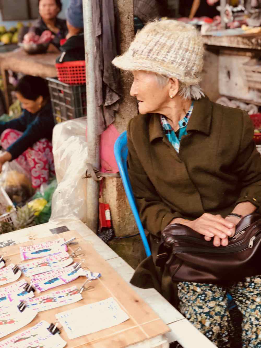 Vieille dame à la loterie - Marché de Hoi An - Vietnam