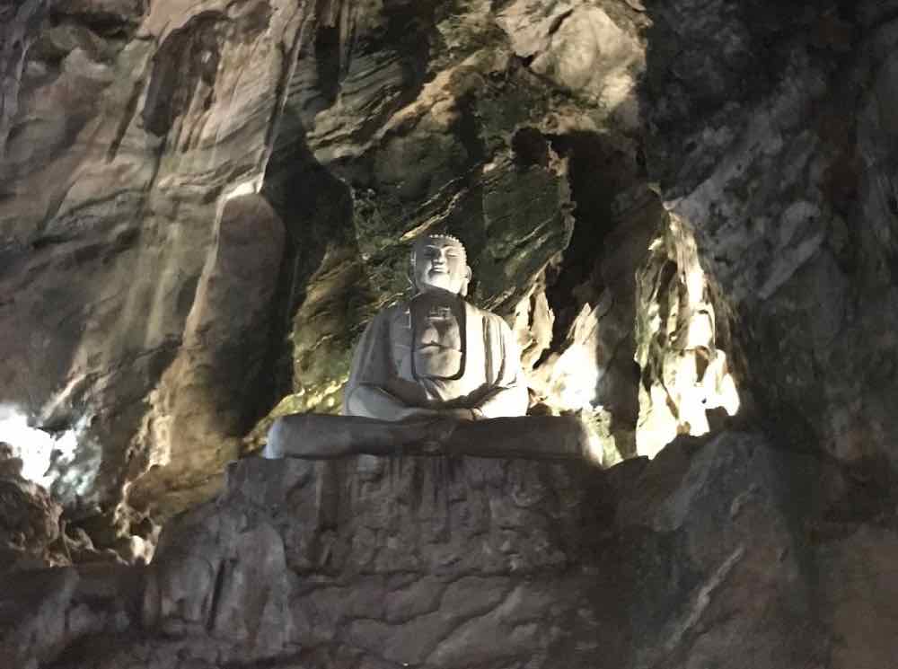 Bouddha dans une des grottes de la montagne de marbre - Da Nang - Vietnam