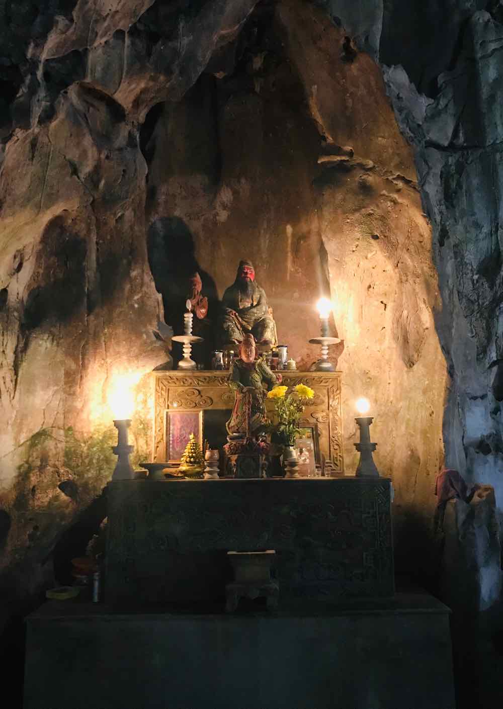 Temple dans une des grottes de la montagne de marbre - Da Nang - Vietnam