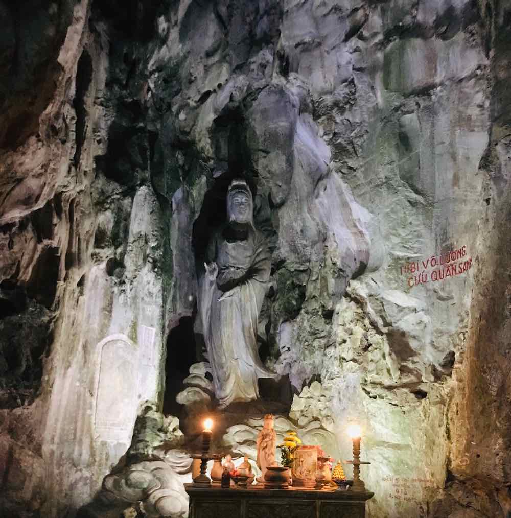 Bouddha féminin nous accueillant dans la grotte - Montagne de marbre - Da Nang - Vietnam