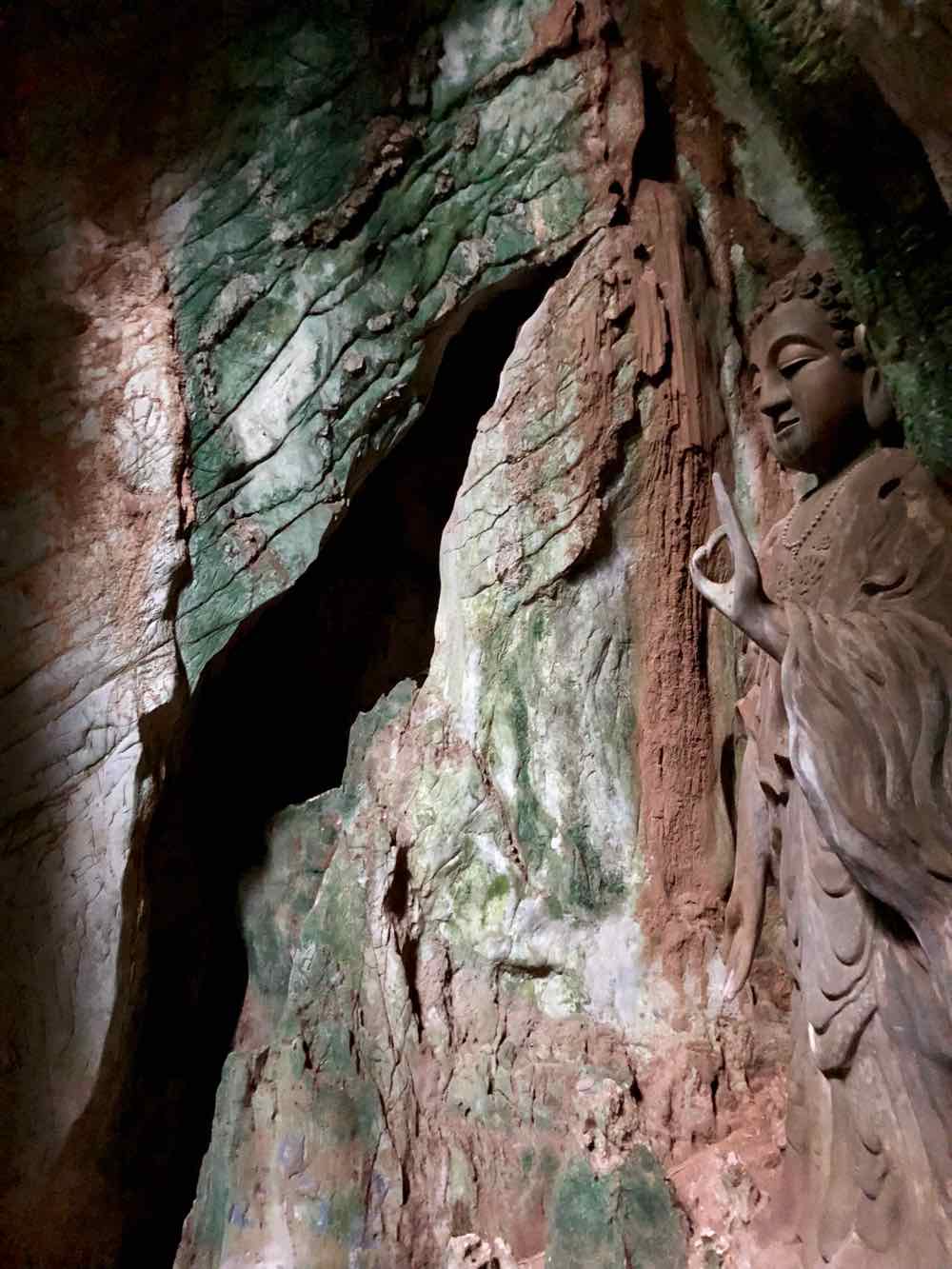 Bouddha sculpté à même la roche - dans une grotte de la montagne de marbre - Da Nang - Vietnam