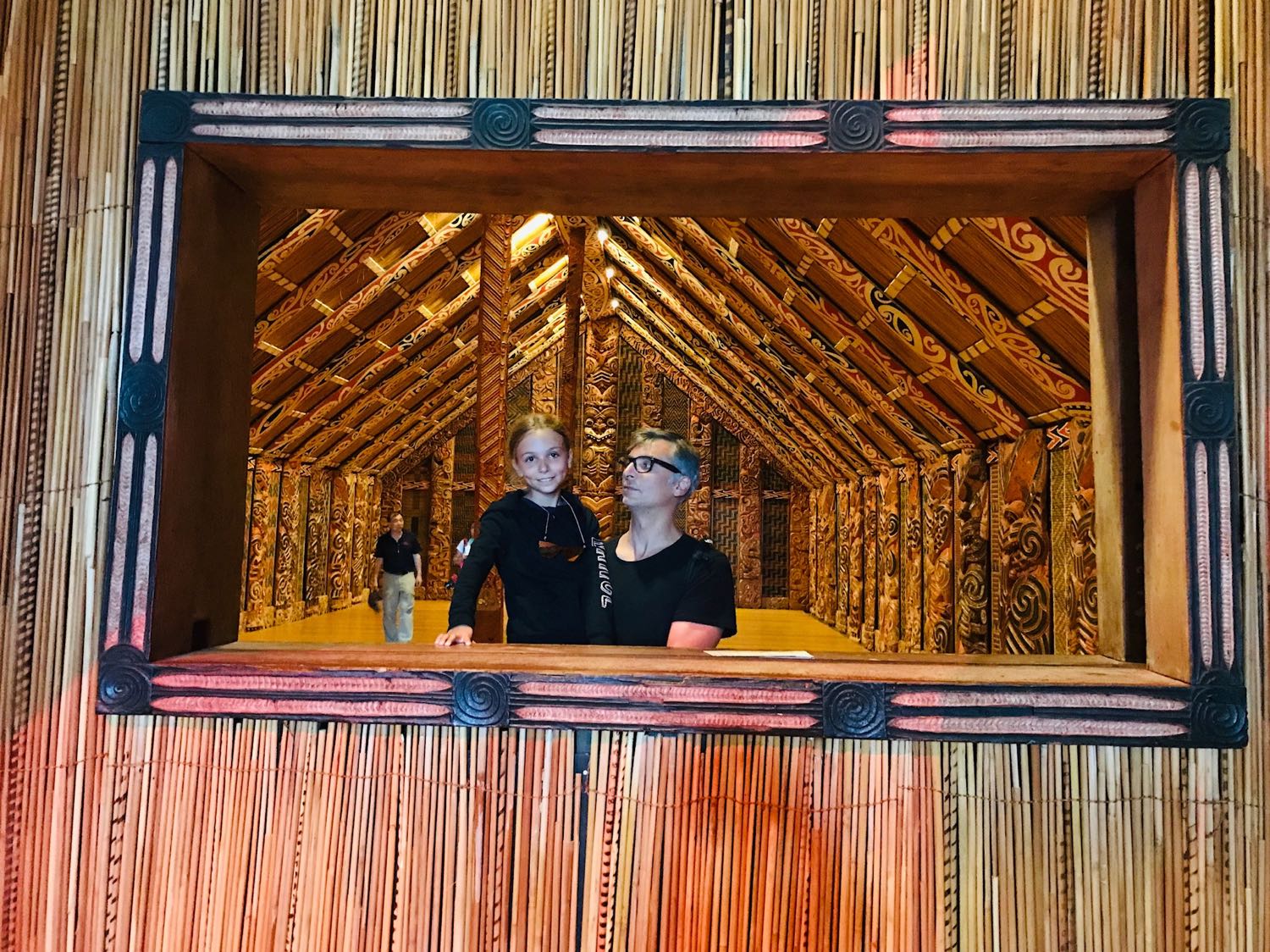 Coucou Maman ! - Eden et son père dans le whare nui - Musée d'Auckland - Nouvelle Zélande