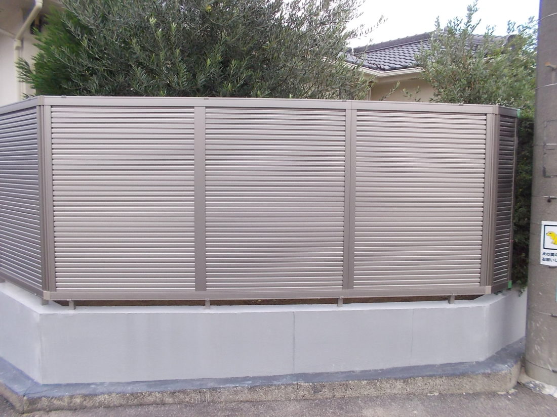 完全目隠しフェンス、通風タイプでスッキリした施工事例、さらば生垣さんに植栽くん - 株式会社メイク・プラスター | 三重県鈴鹿のスタンプコンクリート職人