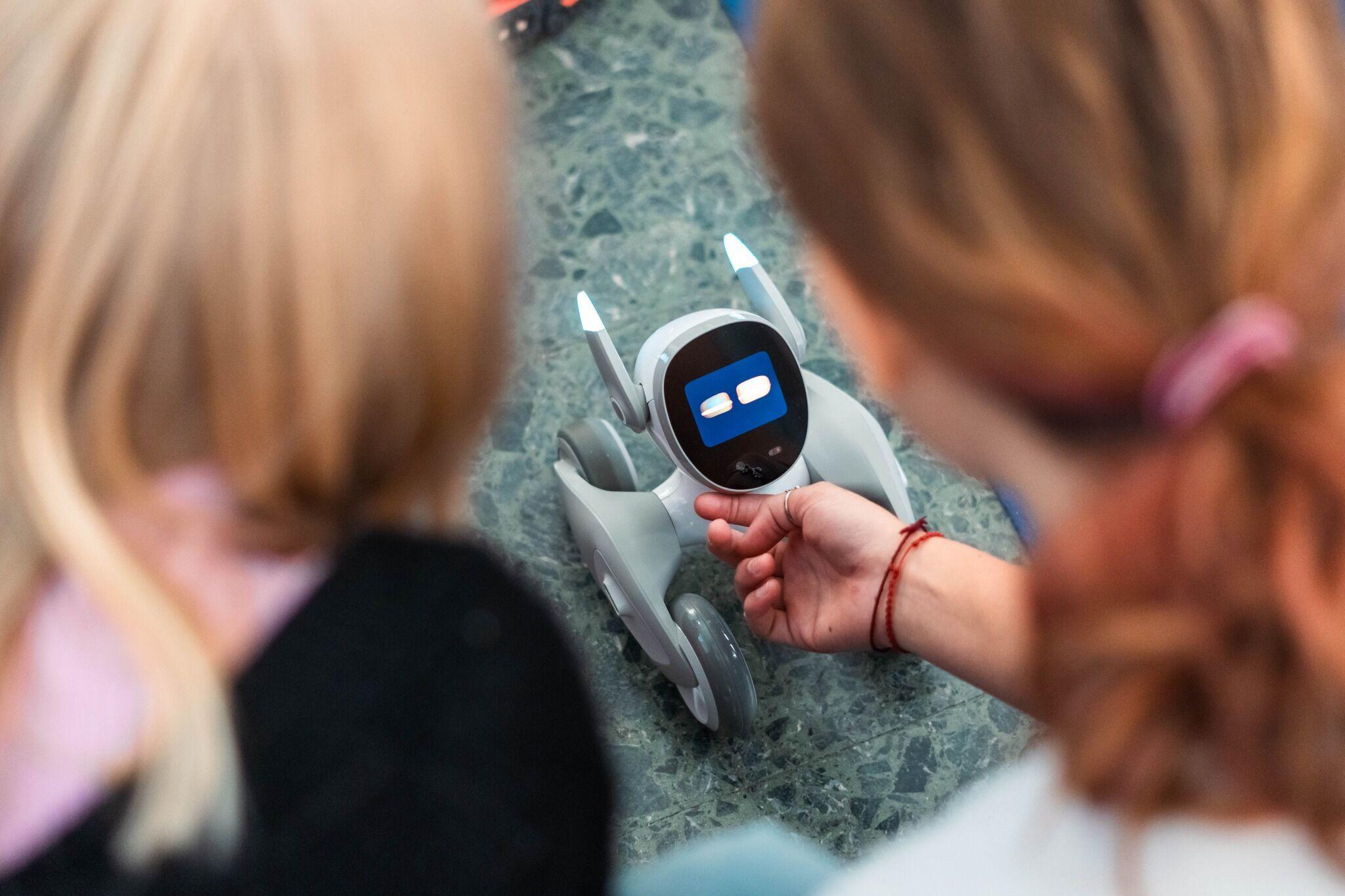 Pet robots in autism therapy for children - e2ZpmVpOUeXe.jpeg