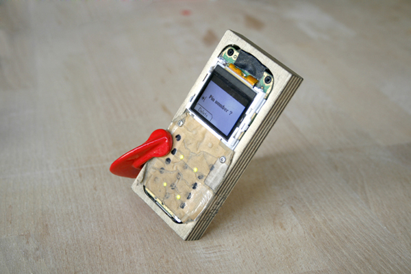 Wooden cellphone case mod will give you splinters