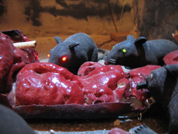 DIY Halloween: Motorized Rat Feast