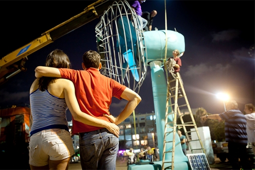 Massive 19′ Solar-Powered Fan