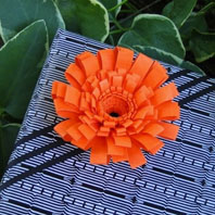 craft_fringed_flower_gift_topper1