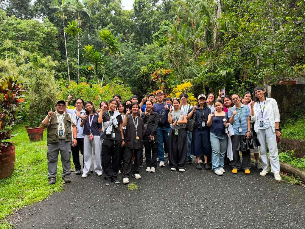 De La Salle Araneta University visited the Makiling Botanic Gardens for their Service-Learning activity