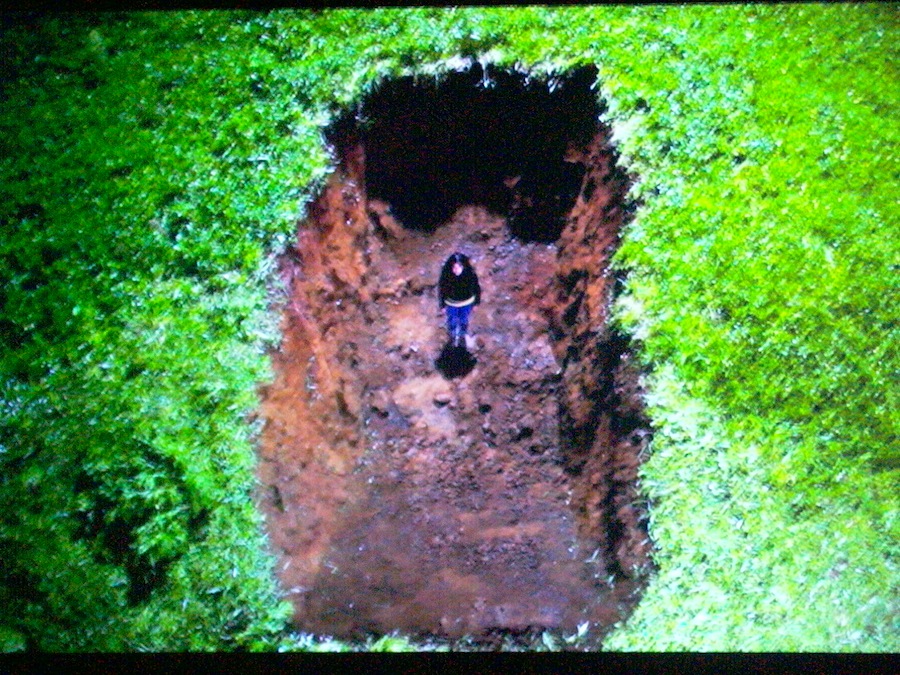 João Onofre, Untitled (N’en finit Plus), Vídeo HD Monocanal, PAL, 16:9, cor, som, 3' 03'' loop.