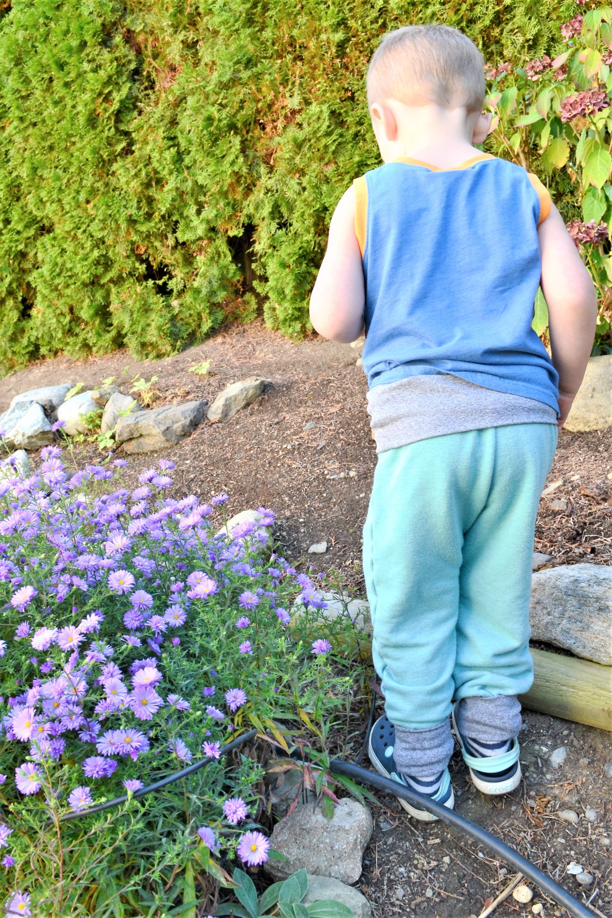 Toddler Boy Grow-With-Me-Pants Tutorial - compleated back side