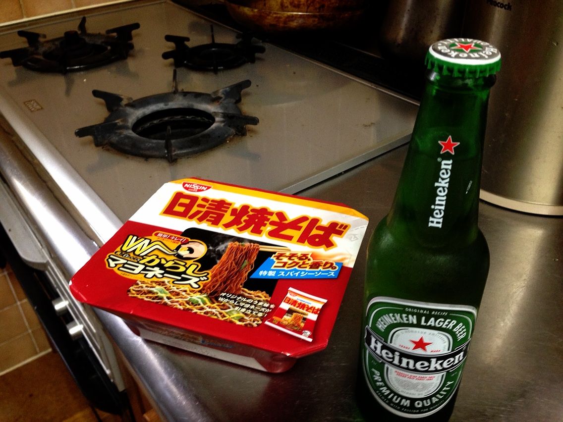 日清焼きそば98円とHeineken（ハイネケン）