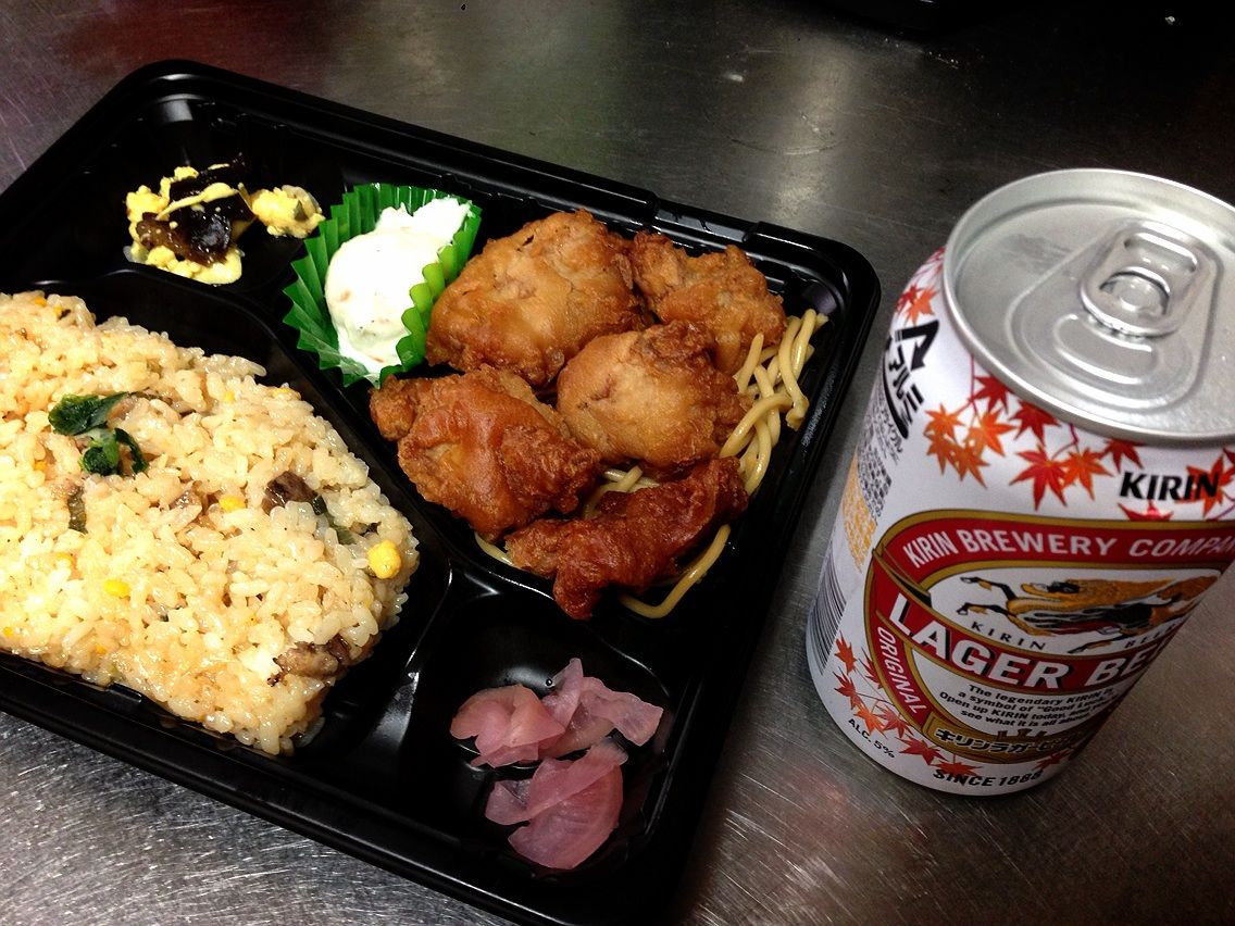 チャーハン&から揚げ弁当とKIRINラガービール