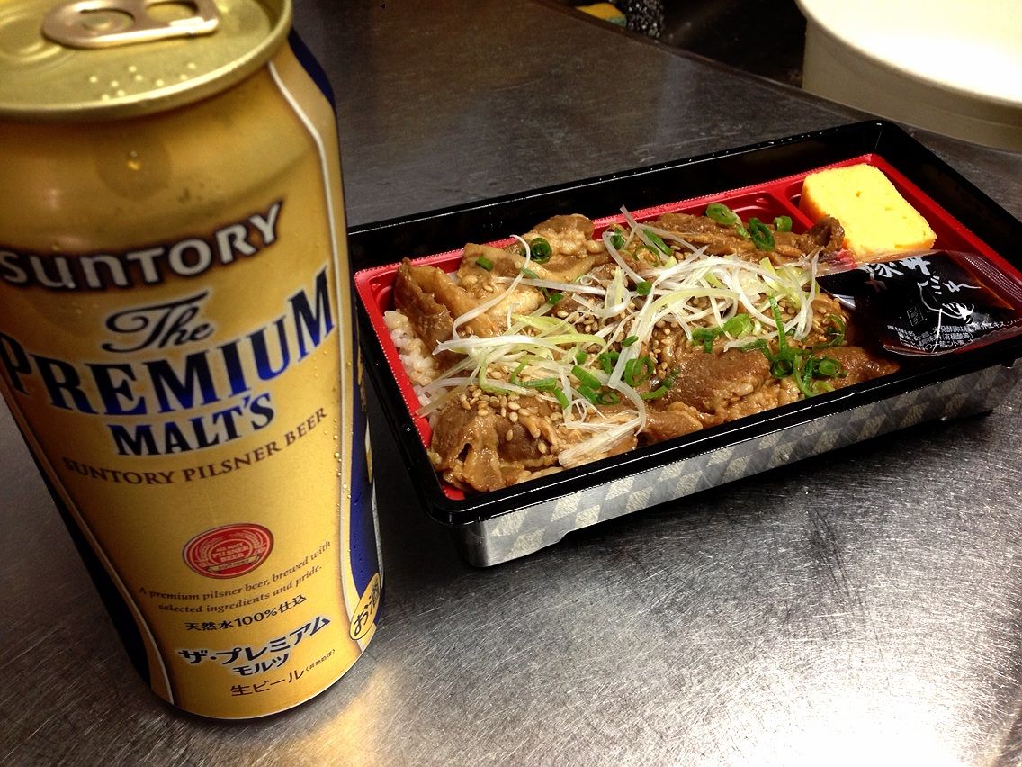 シルキーポークの厚切り豚めし(十勝風)とSUNTORYプレミアムモルツ