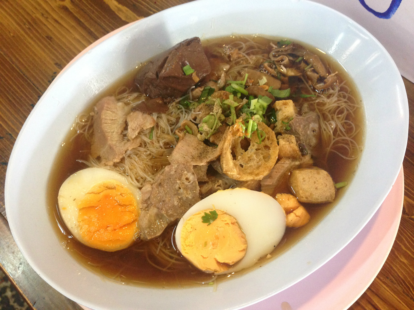 ムーセンミーナーム（豚臓物汁麺）