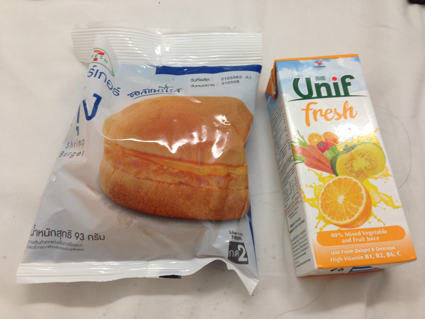 セブンイレブンの海老バーガー25Bと野菜ジュース13B