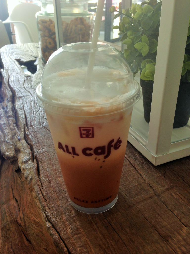 セブンイレブンの タイ風アイスミルクティー