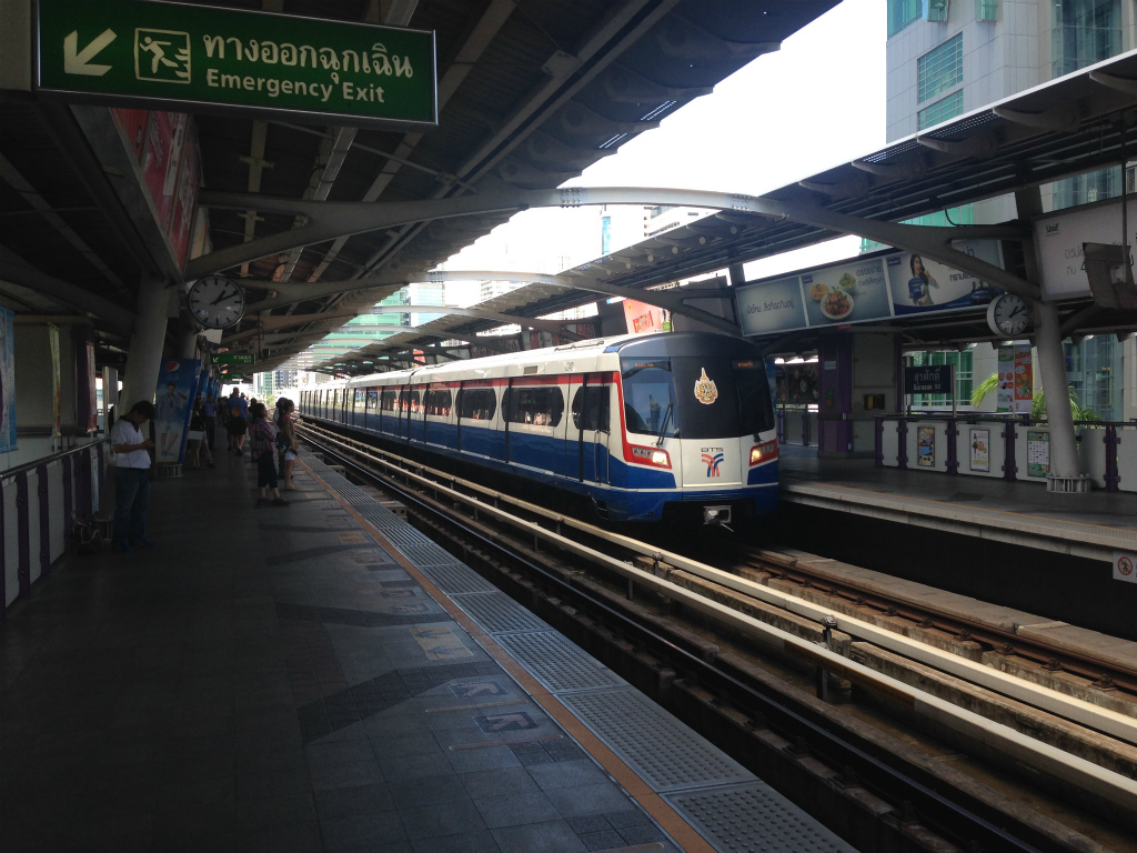 BTS Surasak Station（スラサック駅）