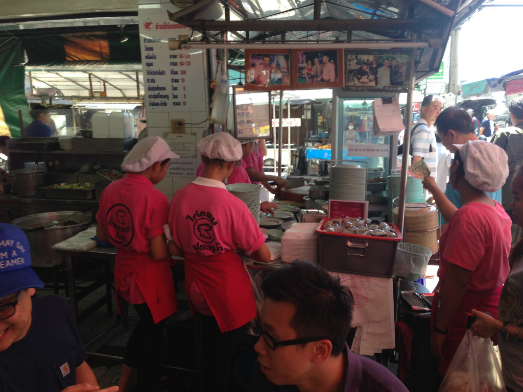 Raan Kaithong Pratunam（ラーン・ガイトーン・プラトゥーナム）の店員