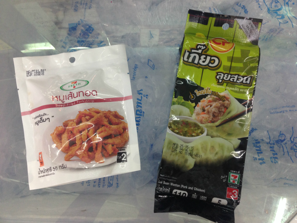 セブンイレブンのDeep-Fried Pork Strip（細豚肉揚げ）と Lui Suan Wonton（タイ風餃子）