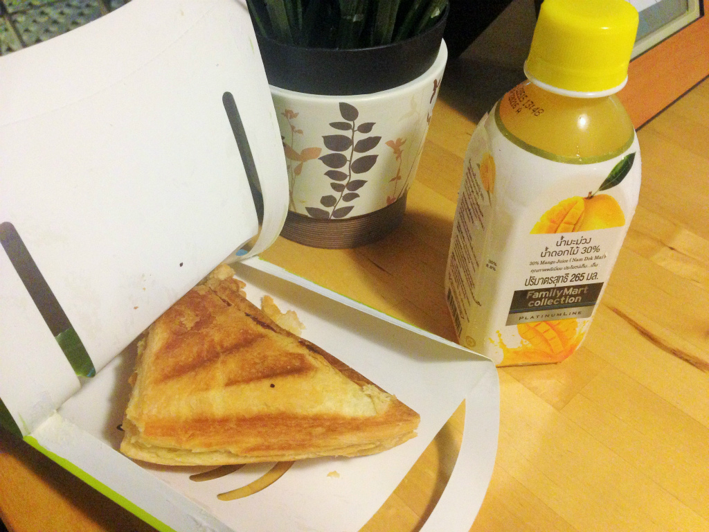 マンゴージュースとホットサンド