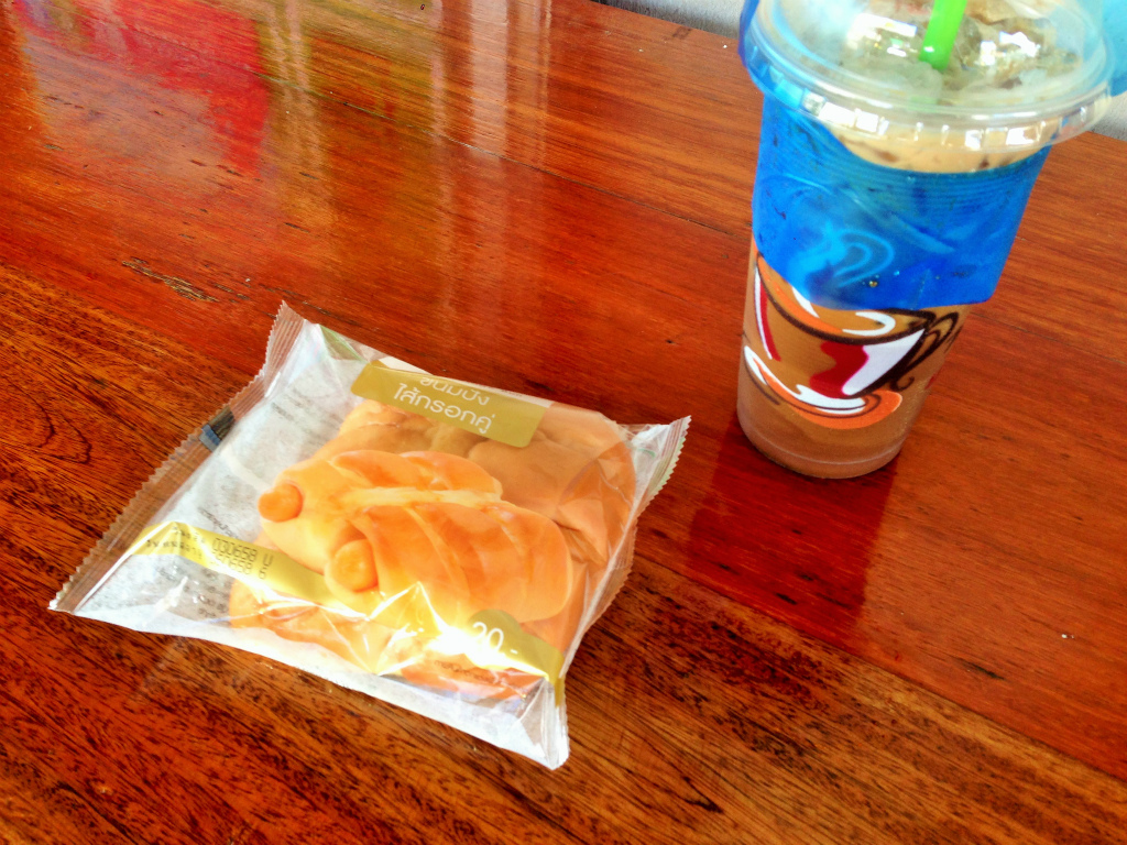 劇甘タイ風アイスコーヒーとセブンイレブンのソーセージパン