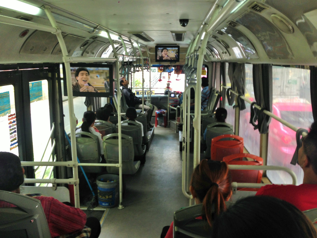 バンコク 48番バスの車内
