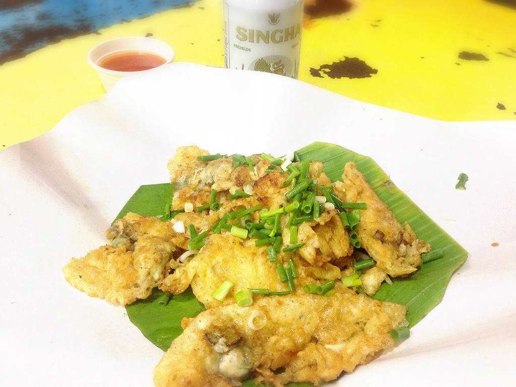 牡蠣のオムレツ100BとSIGHA Beer 40B