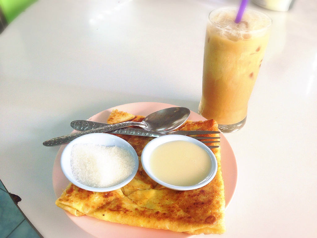 アイスコーヒー25Bとバナナロティ20B。