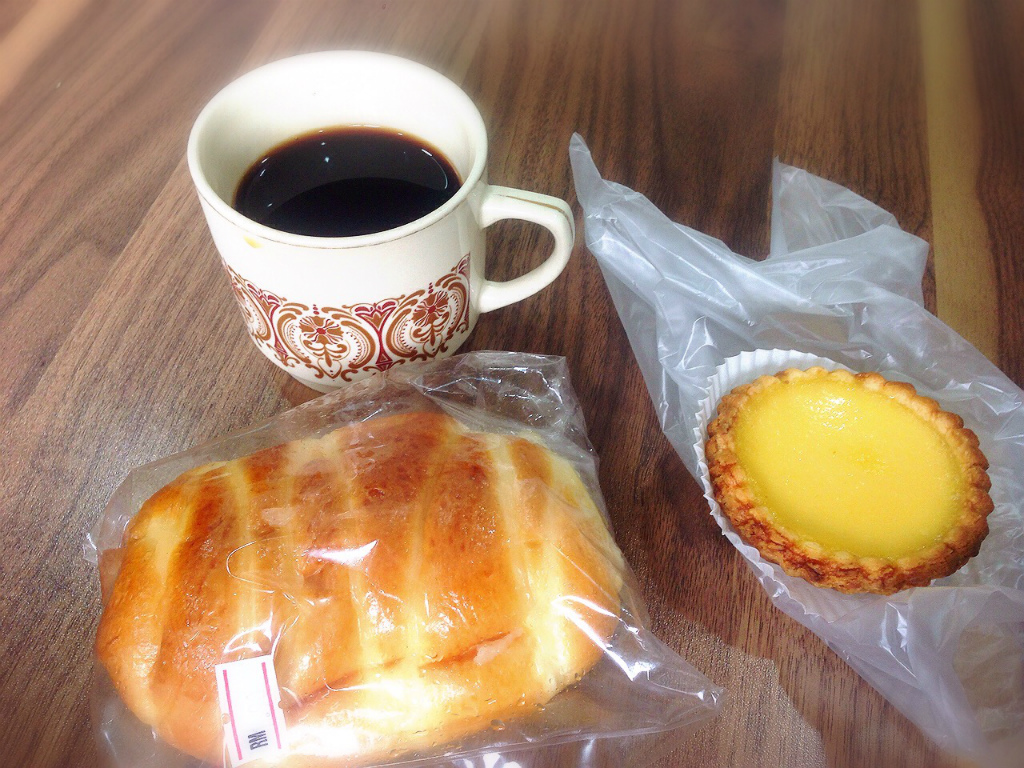 ハムチーズパン1.9MRとエッグタルト1.8MR