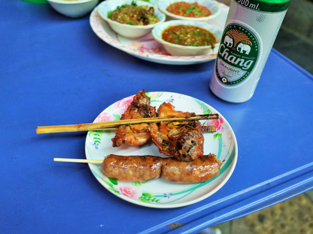 山賊焼きとサイ・ウンセン（春巻き入りソーセージ）