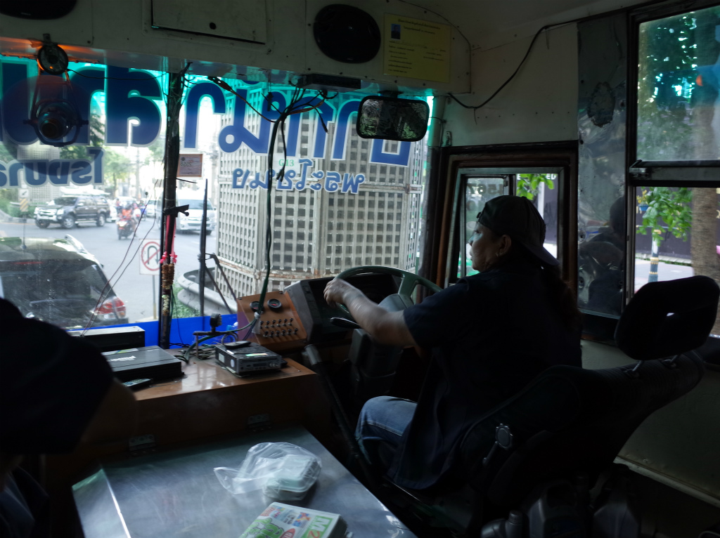バンコクのバス車内