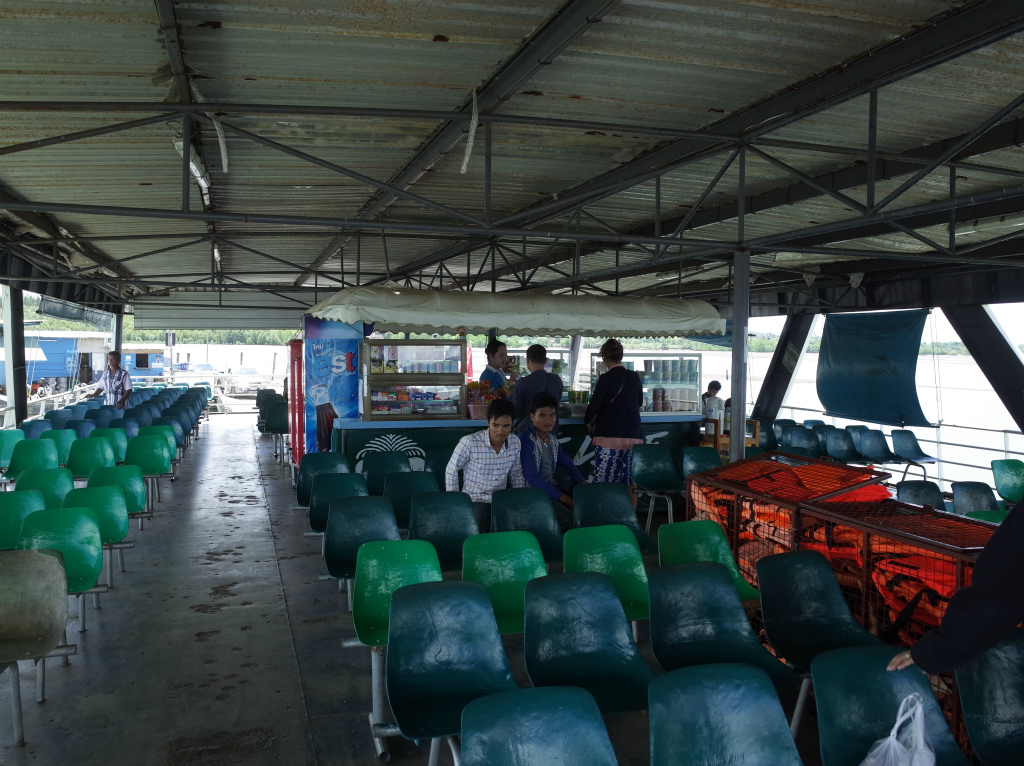 チャーン島行きフェリー船内