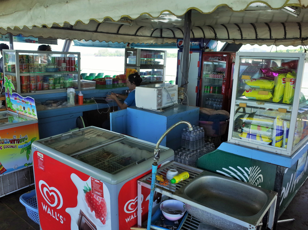 チャーン島行きフェリーの売店