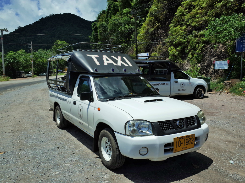 チャーン島のソンテウ